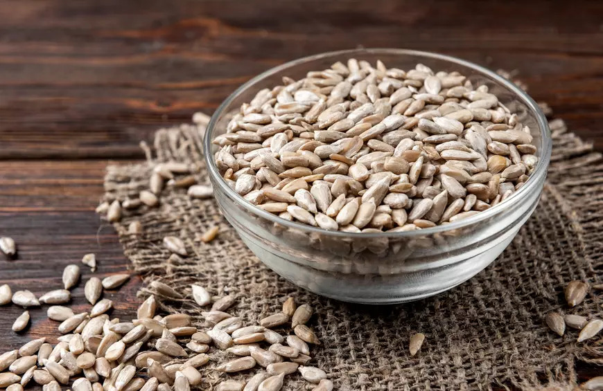 Trong 100g hạt hướng dương c&oacute;&nbsp;lượng calo khoảng 584.4 kcal